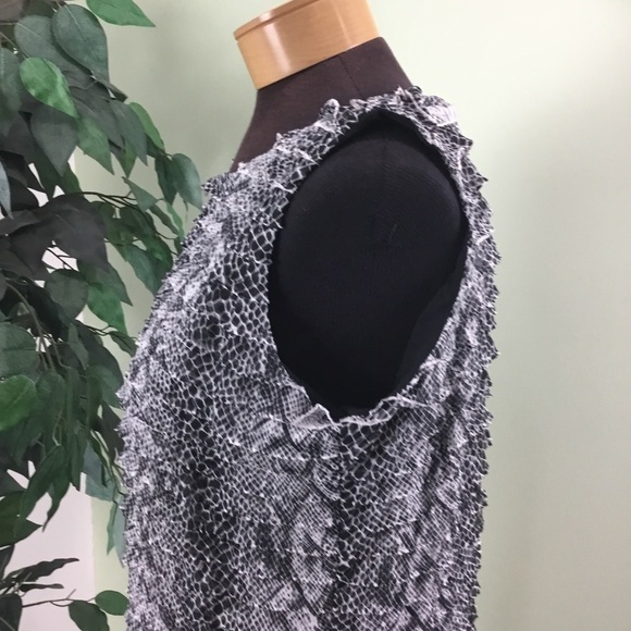 Notations large black and white layered ruffled sleeveless top
Fully lin… - Picture 11 of 14